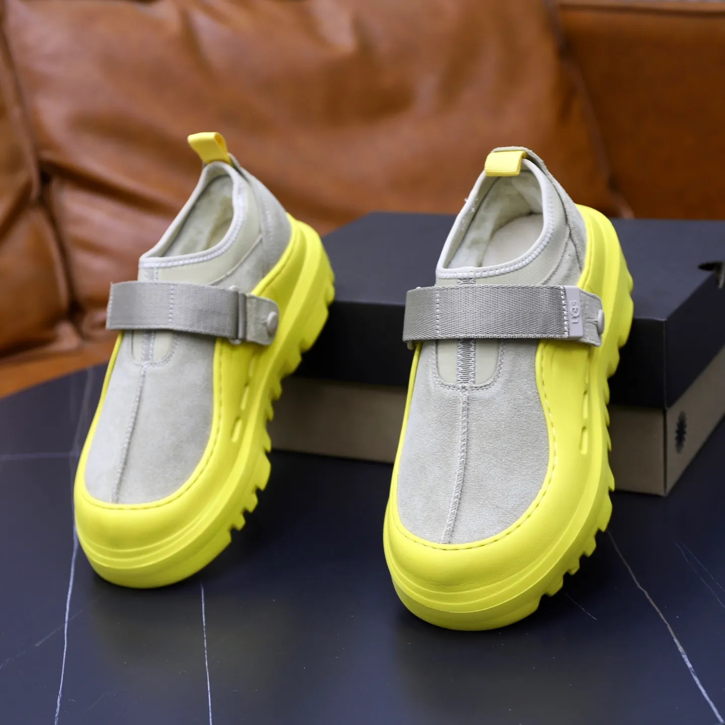 Ex-factory price: 580 for couples👫💰Thick wool imported from Australia Brand: UGG genuine purchasing agent Size: 35-45 (45 customized) Grade: Official website 1:1 Material: First layer of genuine leather waterproof and antifreeze upper Real wool lining Original non-slip and wear-resistant outsole Style category: Men's casual shoes Trendy style Comfortable on the feet Color: Official website color synchronization